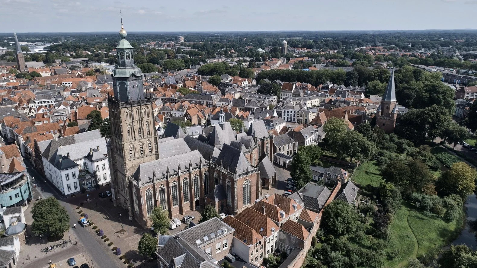 zutphen-drone-walburgis-stadhuisv1